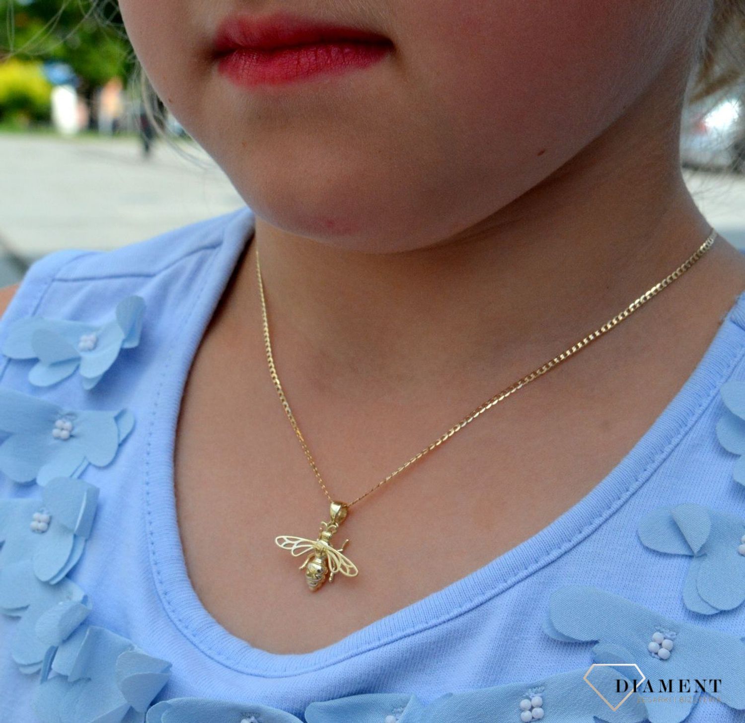 Złota zawieszka Pszczoła próby 333 ZA 5872 333. Zawieszka złota Pszczoła. Złoty wisiorek w kształcie pszczoły. Zawieszka próby 333. Wisiorek ten to idealny pomysł na prezent. Wisiorek złoty damski. W.jpg